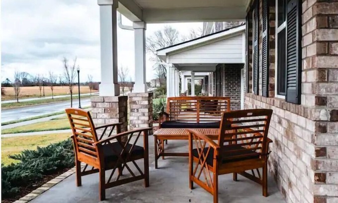 Murfreesboro House | NEW Artistic Abstract Abode/ Arcade Games & Wi-Fi