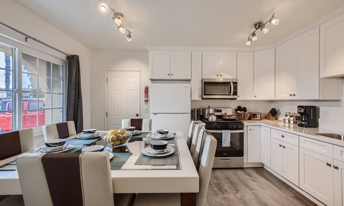 North Valley House | NEW - Awesome 6BR - 15 Min To Beach