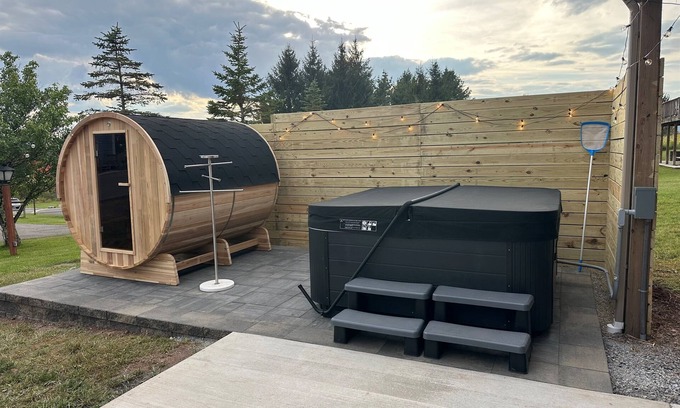 Davis House | New Barrel Sauna 5Kings Arcade AirHockey HotTub