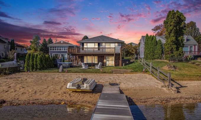 Sister Lakes Apartment | New Beach front 5bd in Sister Lakes w/Hot tub