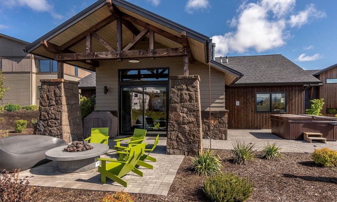 Bend House | NEW BEND HOME ~ great for groups ~ resort pool ~ concert shuttle ~ W/D ~ 🐶