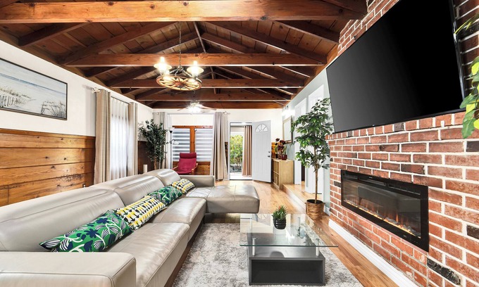 Madrona House | NEW-by the Beach, KingBed, 11miles to LAX, 5b in Torrance fast WiFi & AC