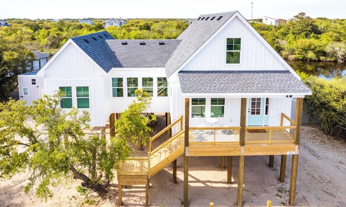 Carova Beach Cottage | New CANAL front home a few rows back from the OCEAN! Beach passes provided!