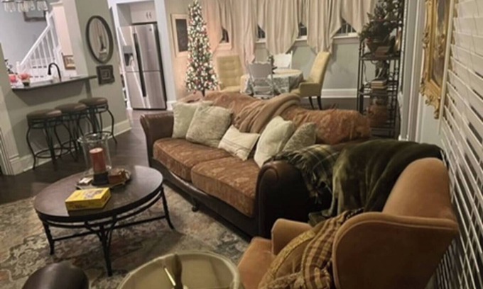 Lewisville House | New Castle IN Hotel Alternative: 3BR House Free Parking, early check-in and wifi