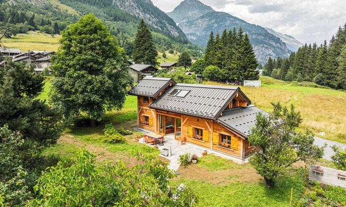 Vallorcine Ski Chalet | New "Chalet des Plans" Mountain view! At the foot of the slopes, terrace, garden.