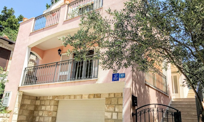 Orebic House | New, Charming & Large 3 Bedroom Seaside House next to Beach