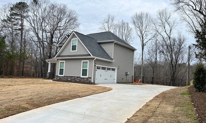 Seneca House | New! Charming New Modern 4/2.5 Home in Clemson SC - Just 5 minutes to Clemson U