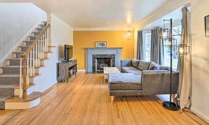 Grosse Pointe Woods House | NEW! Chic Pet-Friendly Grosse Pointe Woods Getaway