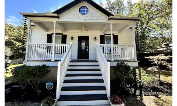 Aiken House | NEW! Clean, bright cottage walking dist to DT Aiken