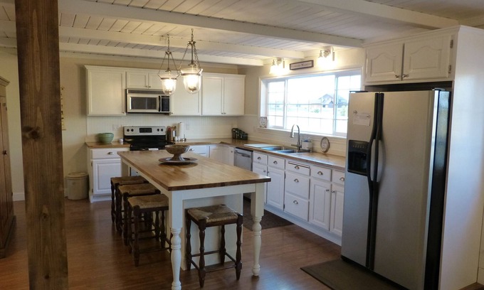 Columbia Falls House | New, clean, charming, roomy house near Glacier Park w/views! Well appointed.