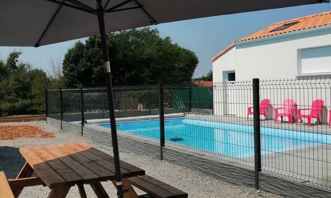 Vaire House | New comfortable house with swimming pool, 6 km from the ocean