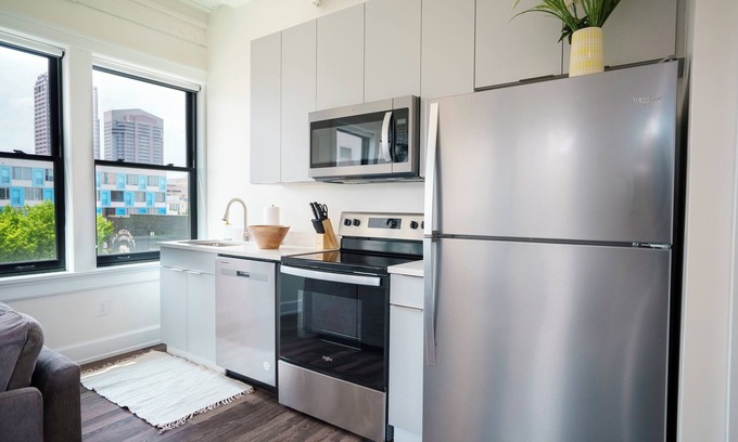 Uptown District Hotel | New Comfortable Modern Downtown Condo