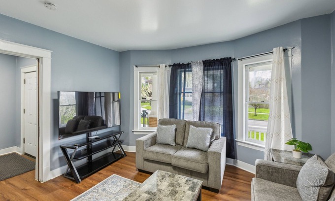 Downtown Niagara Falls Apartment | NEW! Comfy 3BR Flat Close to the Falls