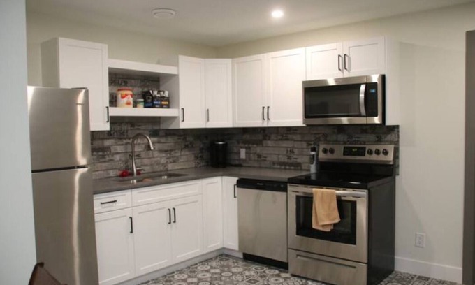 Saskatoon Downtown Apartment | NEW Cozy Modern Full Basement Suite (Mins To DT)