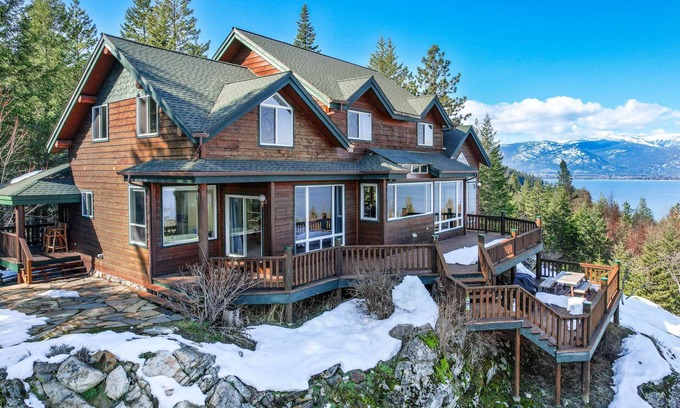 Sandpoint Ski Chalet | NEW - Custom Lake House w/Private Island