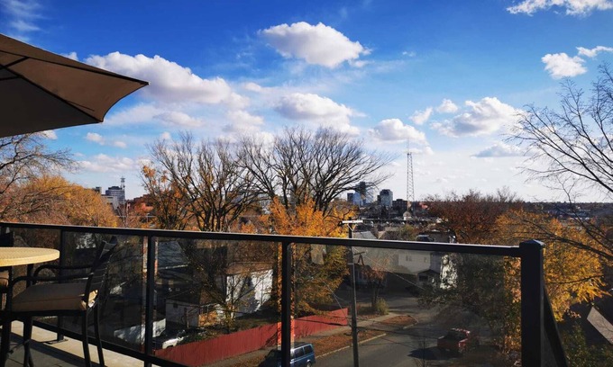 Saskatoon Downtown Apartment | NEW D/T Modern 3 Bed/3Bath House w/ Rooftop View