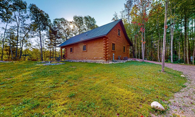 Tomahawk Cabin | New dog-friendly cabin with river views, grill, modern interior, W/D, and AC