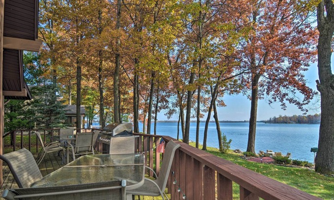 Gladwin Cottage | NEW! Dream house with sandy beach + pontoon rental