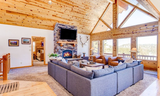 Mammoth Creek Cabin | NEW Duck Creek ⛰ Escape w/View+AC! ~30 mi. Bryce/Zion