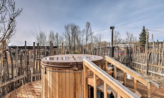 San Cristobal Apartment | NEW! Eco Cabin w/ Hot Tub Access - 16 Mi to Taos!