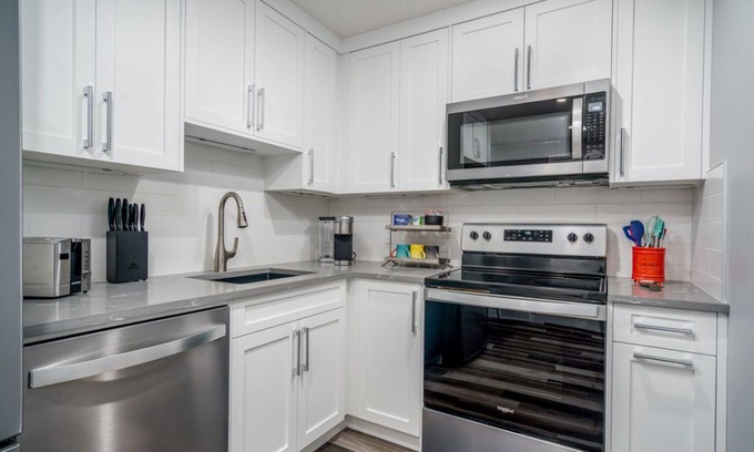 Evanston House | New Entire Basement/King Bed/AC/Mountains and YYC