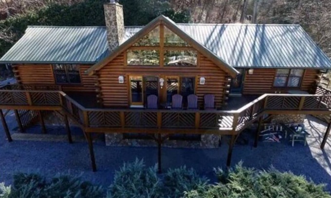 Maggie Valley Cabin | New! Family friendly! Hot tub! Firepit! Beautiful view of the mountainside!