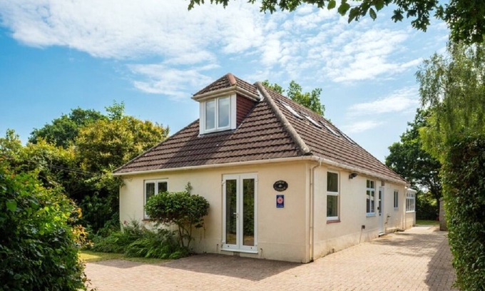 New Forest District Cottage | New Forest cottage, sleeps up to 10. Looks directly on to the Forest