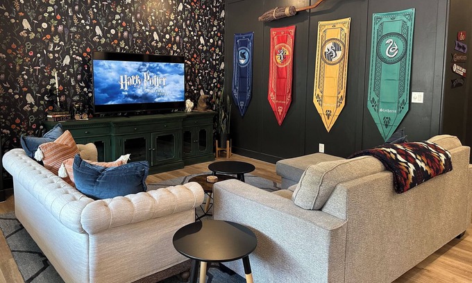 Cedar City House | NEW Harry Potter Themed TWO King Size Beds Cozy Mountain View’s!