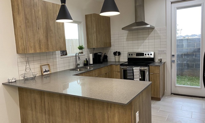 Bonanza House | New Home 2 mins to Doctors Hospital