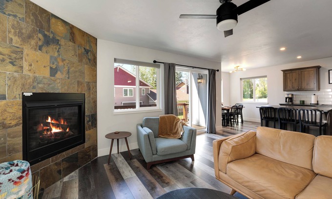 Columbia Falls House | New! Home located off Flathead River with balcony & fireplace