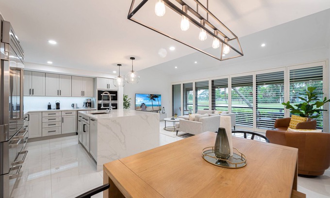 Hunt Club House | New Home on PGA National Golf Course with Private Hot Tub by Guaranteed Rental™