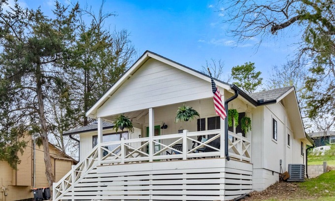 Beaver Shores Cottage | New! HOT TUB! Lake Access, Close to trails, Downtown Rogers and Hobbs! Dogs OK