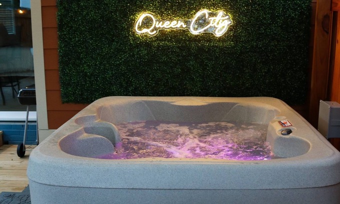 Charlotte House | ~NEW HOT TUB~ Luxury Property, Just minutes from Uptown!