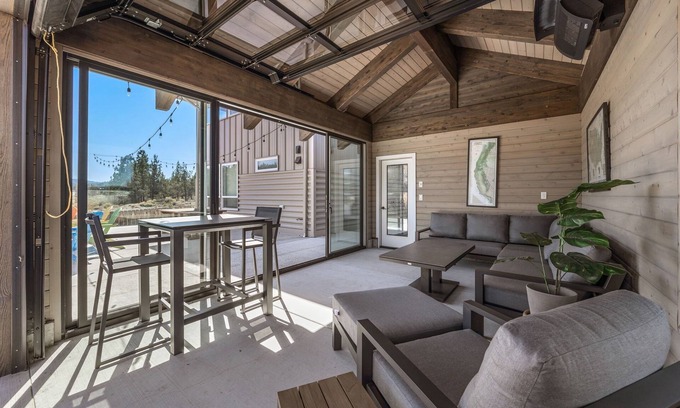Bend House | New! Hot Tub~ Riverfront ~EV Charger ~ Dog Friendly ~ Ping Pong~Trail Access
