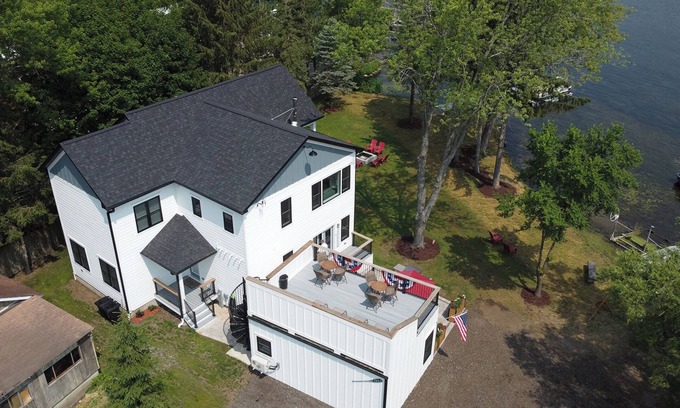 Delavan Lake House | New house, sleeps 15, 5 car parking. Separate building with bar. Pets welcome!