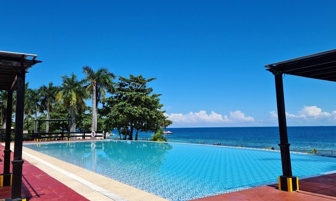 Lapu-Lapu Condo | New Huge 2 BR Oceanfront - condo (100sqm)