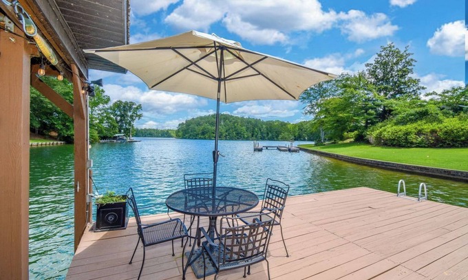 Alexander City House | NEW LAKEHOUSE w/247 ft of waterfront, w/MIL suite, boat launch, sleeps 17!