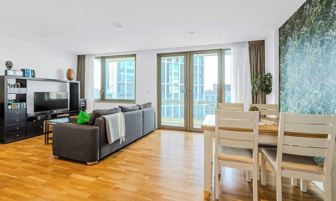 Stratford Apartment | New Listing! 2BR w/balcony in Stratford, 3min DLR