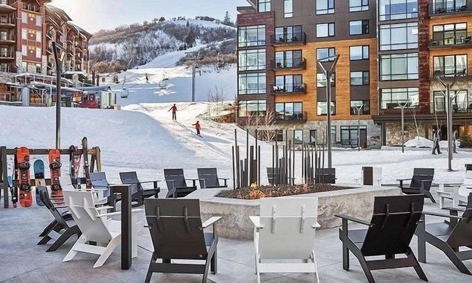 Park City Resort | NEW LISTING~5 Star Pendry Residence~SKI-IN SKI-OUT~ROOF TOP POOL~2 Kings~3 Bath