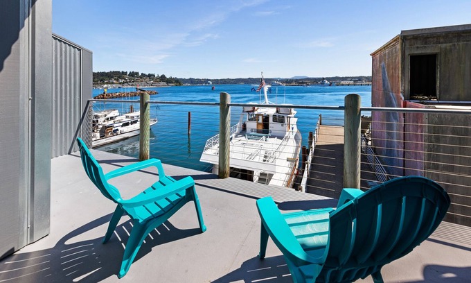 Historic Bayfront Apartment | New listing! Bayfront Lodge Studio with a Fireplace & Balcony - Near the Beach!