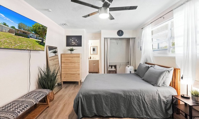 North Andrews Gardens House | New Listing! Chic Queen Suite Near Beach & Dining