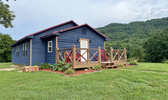 Lenoir Cabin | New listing Cozy 2-bedroom/2-bath cabin in serene Happy Valley near Blowing Rock