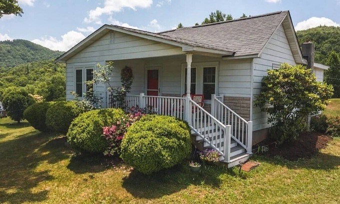 Smith River Cottage | New listing! Cozy hilltop cottage with mountain views, 20 mins. from Floyd.