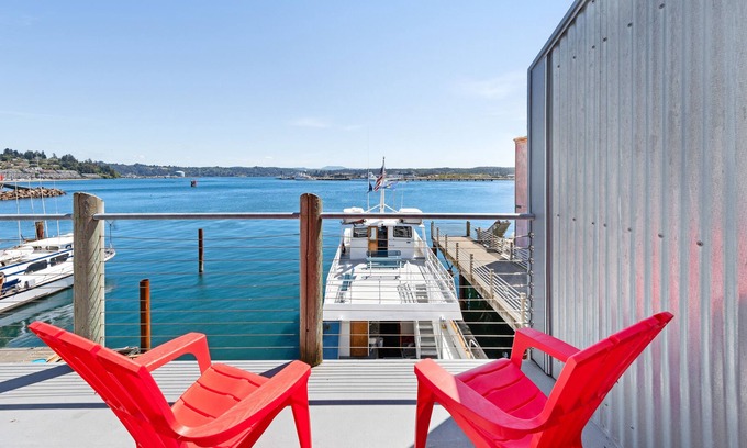 Historic Bayfront Apartment | New listing! Deluxe bayfront studio w/jetted tub & fireplace - near the beach!