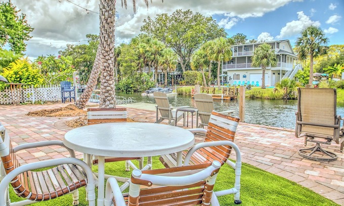 Weeki Wachee Gardens House | New Listing! Dockside Palms Weeki Wachee-Spring Fed Canal-Boat Friendly!