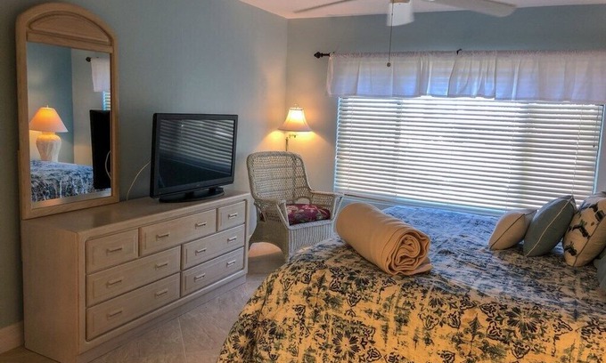 South Island Condo | NEW LISTING - Great Views - Across from Beach - Santa Maria Harbor Resort