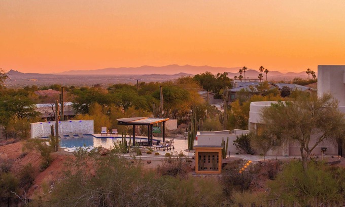 Pinnacle Peak Heights House | *New Listing* HÓZHÓ View House Estate at Lost Canyon