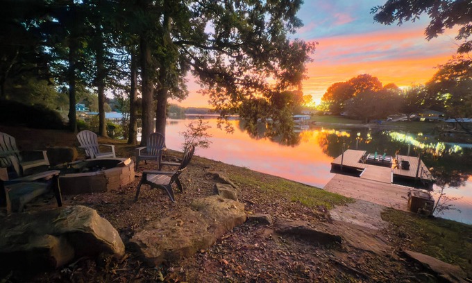 Lake Norman of Catawba Cabin | New Listing! Lakefront Cabin | Lake Norman | Sleeps 10 | Large Deck | Kayaks!