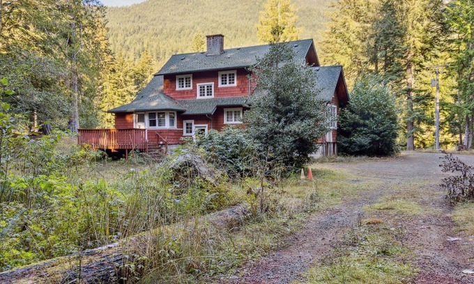 Ashford Cabin | NEW LISTING! Large Lodge at Rainier Lodge (0.4 m from entrance) by RedAwning