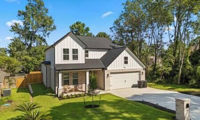 Walden on Lake Conroe House | New Listing* Modern Lake Conroe Oasis Pool Access, Near Golf, New Listing Modern Lake Conroe Oasis